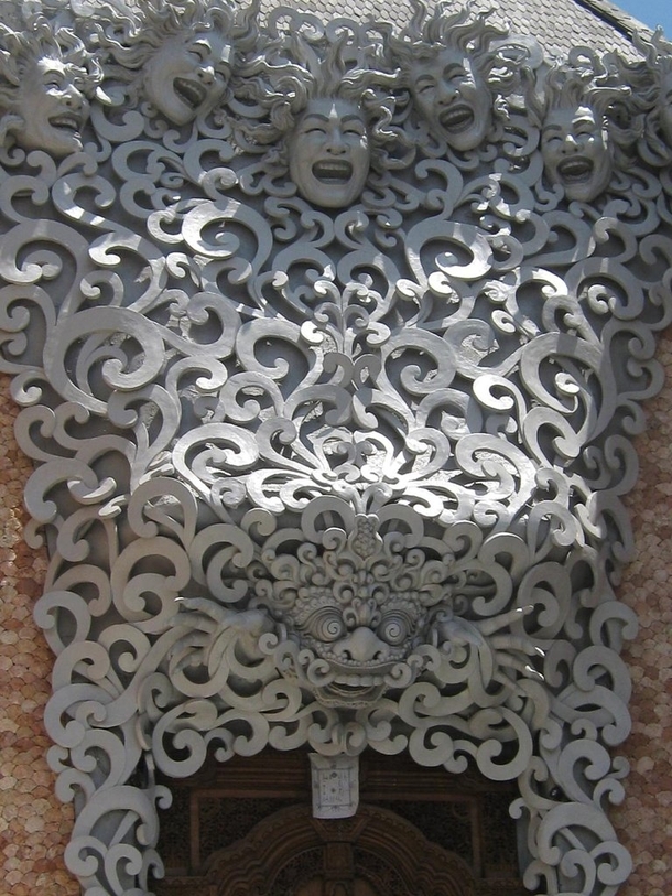 Trippy carving above a doorway in Balix-post rindonesia