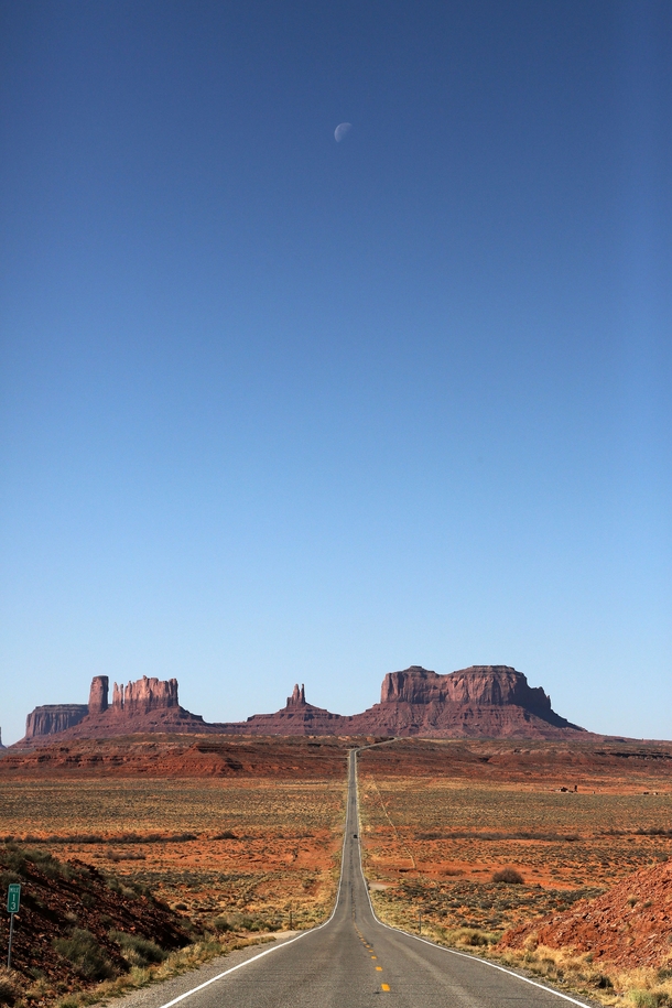 US-W Mile  Monument Valley Postcard View with Moon 