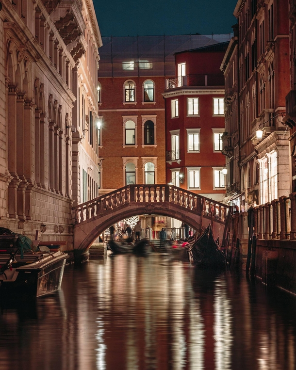 Venice Canals at Night  iglucaaslobo
