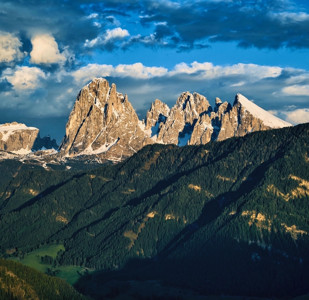 Views of the Italian Dolomiti mountains 