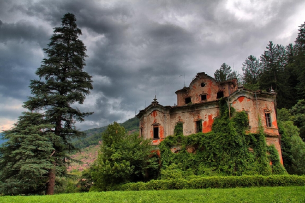 Villa de Vecchi - Cortenova Italy - The abandoned Ghost Mansion was left to decay in the mountains of Northern Italy