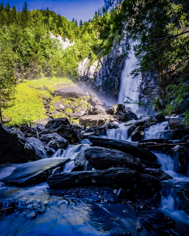 Vnosc Waterfall France    x  
