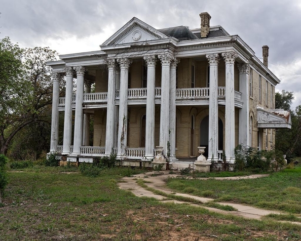 Walnut Ridge Mansion in Gonzales Texas