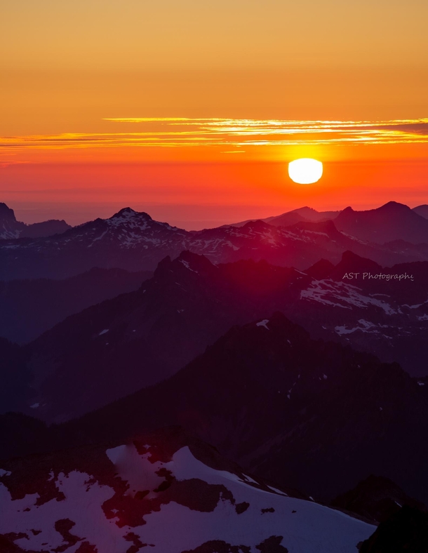 Watching the sunset from the top of the Central Cascades was a lifechanging experience Washington USA OC  AlecOutside