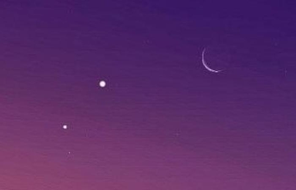 We will see in the sky of the Arab world before sunrise on Wednesday and Thursday the meeting of the moon Mercury Jupiter and Saturn in the constellation of Capricorn and as part of this gathering  associations will occur during these two days