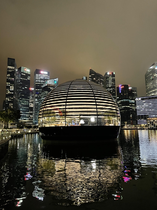 Worlds first floating Apple Store at Marina Bay Singapore