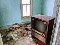  Abandoned tv in a crumbling farmhouse Colorado USA