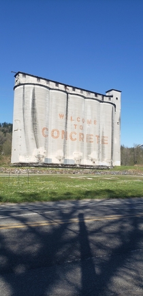 A abandon cement silo turned into a smalltown welcoming sign