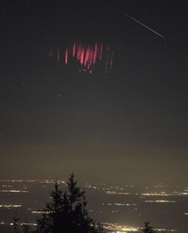 A bright meteor and a luminescence event red sprite Credit Arnaud Besancon