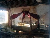 A once-grand bed in an abandoned lodge by original on flickr 