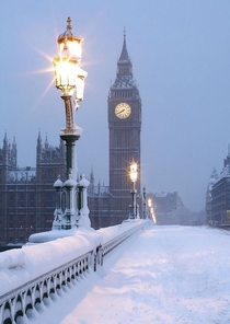 A very quiet snowy day in London 