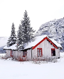 Abandoned cabin in Norway by hysvaer