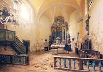 Abandoned chapel  by Leon Beu