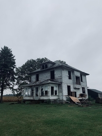 Abandoned farmhouse on the border of urban Chicagoland and rural Illinois 