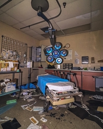 Abandoned hospital everything left behind instagram-bigexplorez YouTube-BigBankz