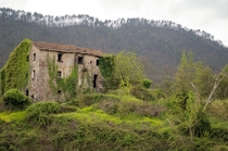 Abandoned house on the drive to Cinque Terre 