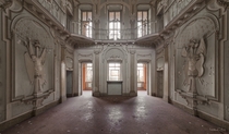 Abandoned palace  by Mario