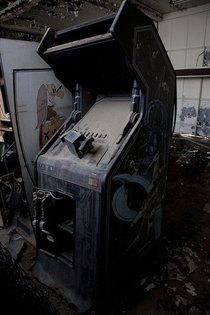Abandoned Star Wars arcade cabinet Nooooooooooooooooooo 
