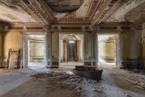 Abandoned villa  by Nicola Bertellotti