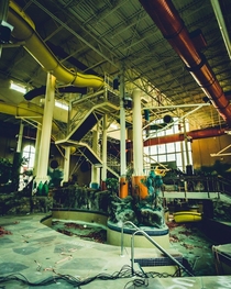 Abandoned Waterpark Hotel in Indianapolis the waterpark room