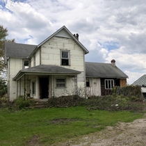 An abandoned farmhouse in northwest Ohio with bonus creepy birds
