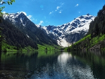 An alpine lake in Washingtons Cascade mountains  x