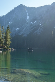 An emerald lake in Washingtons Alpine Lakes Wilderness 