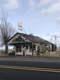 An old abandoned gas station in central Oregon