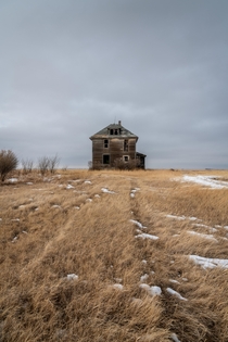 Another beautiful abandoned home on the prairies OC