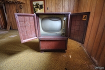 Awesome Old Westinghouse Television Found in The Basement of an Abandoned Lakefront Mansion 