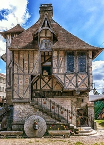 Built in  this medieval house is located in the village of Argentan in northwestern France