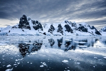 Calm and overcast in the Antarctic Peninsula 