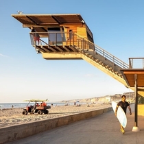 Cantilevered Life Guard tower at La Jolla Shores By rntarchitechs and Hector Perez Photos by Modarchitecture