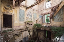 Collapsing abandoned Italian Villa 