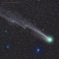 Comet Lovejoys crooked ion tail streaks across the sky 