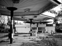 Cool old abandoned gas station in Chicago