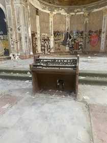creepy piano in an ole abandoned church cleveland oh