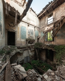 Crumbling abandoned th-century villa in Italy 