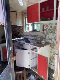 Cute abandoned kitchen in tiny home