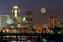 Des Moines at night