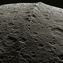 Equatorial ridge on Iapetus 