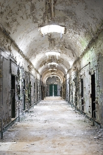 holmesburg prison PA x