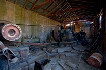 I think this may be a steam engine but Im not sure Found this machine room above an old mine in great condition in Nevada OC x