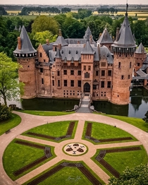 Kasteel de Haar the largest castle in the Netherlands mostly rebuilt in the th century and restored extensively in the th century Utrecht Netherlands
