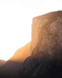 Last light on El Capitan Yosemite Valley CA oc  jakob_lr