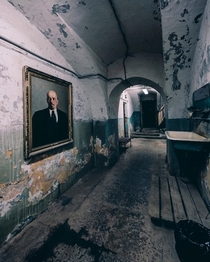 Lenin keeps an eye on this abandoned building Alexei Polyakov 