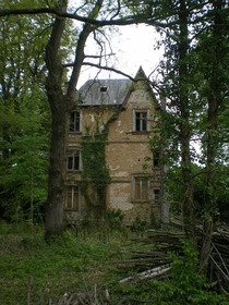 Lost in the forest abandoned mansion in France 