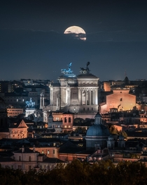Moon rises over Rome