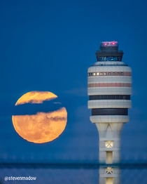 Mooning some air traffic controllers 