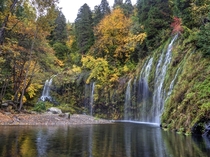 Mossbrae Falls in Nothern California looks amazing in Autumn 